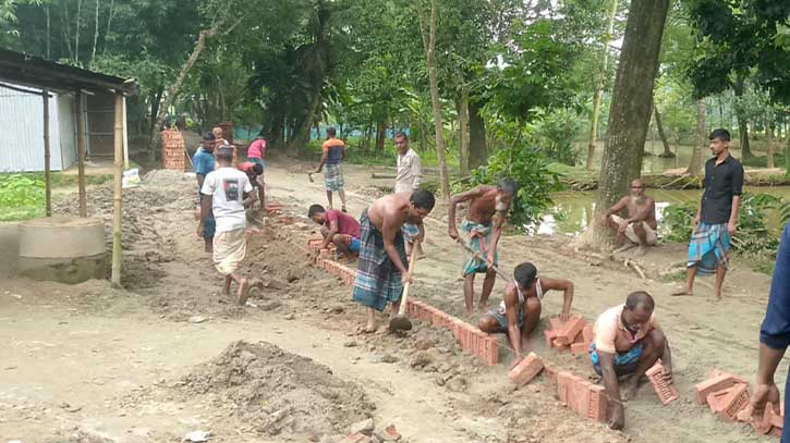 মুক্তাগাছা উপজেলার শুকপাটুলী গ্রামবাসীর অর্থায়নে রাস্তা নির্মাণ