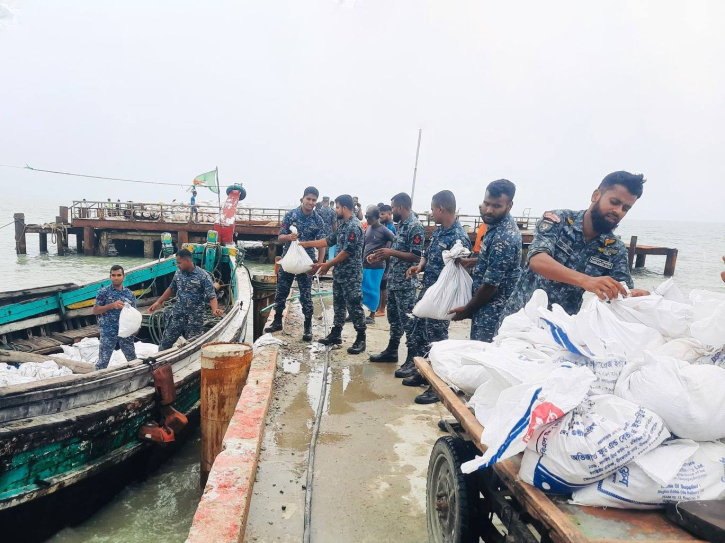 সেন্টমার্টিনে নৌবাহিনীর ত্রাণ ও চিকিৎসা সহায়তা সেন্টমার্টিনে নৌবাহিনীর ত্রাণ ও চিকিৎসা সহায়তা