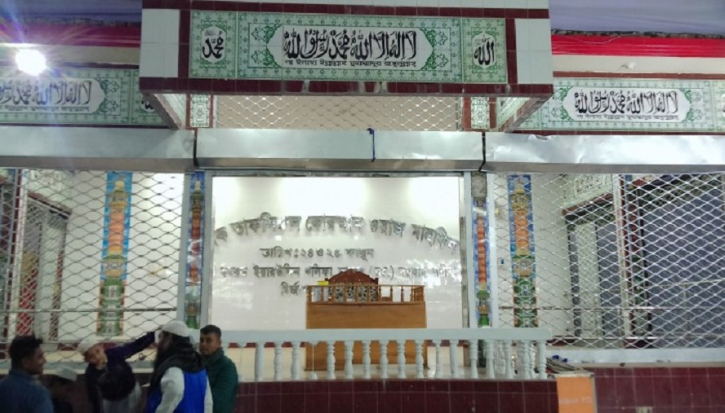 চাঁদা না পেয়ে ব্যবসায়ীর ওপর ছাত্রদল নেতার হামলা। লুটপাট বাড়ি ভাঙচুর ও মামলা