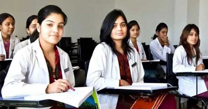 চায়ের দোকানির মেয়ের অধরা সাদা অ্যাপ্রনের স্বপ্ন চায়ের দোকানির মেয়ের অধরা সাদা অ্যাপ্রনের স্বপ্ন