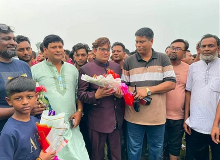থানার সামনে হেলিকপ্টার নামতেই ফুল নিয়ে ছুটে গেলেন খোকসার ওসি: বরণ করলেন ম্যানপাওয়ার ব্যবসায়ীকে