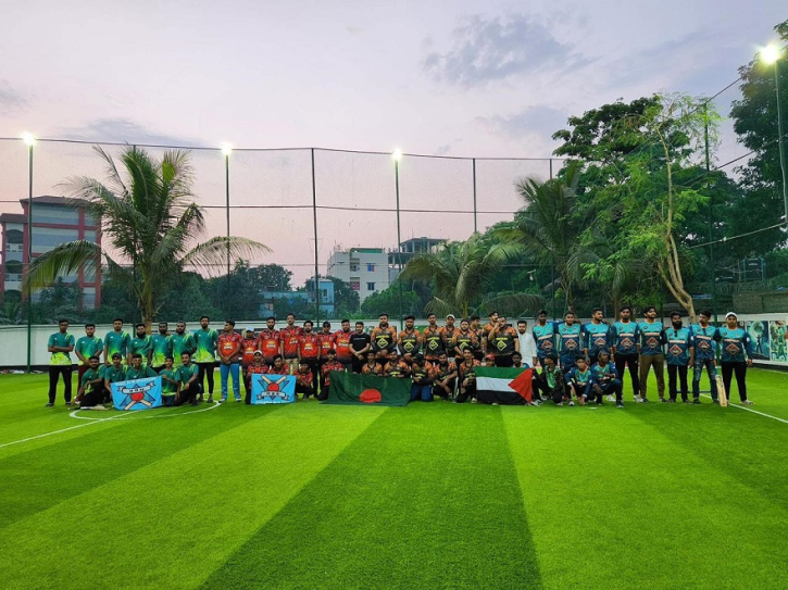 রাজধানী ঢাকার আটিবাজার ছায়ানীড় ফুটবল গ্রাউন্ড যেন এক টুকরো স্বস্তির নিশ্বাস। প্রতিদিন ভিঁড় করছেন বিভিন্ন শ্রেণি পেশার ক্রীড়ামোদী