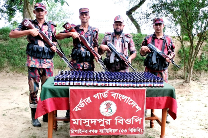 চাঁপাইনবাবগঞ্জ সীমান্তে ৫৩ বিজিবির অভিযান: ৪৪৩ বোতল ভারতীয় এস্কাফ সিরাপ জব্দ