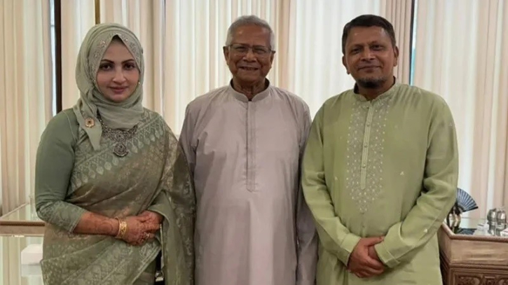 পবিত্র ঈদুল আজহা উপলক্ষে প্রধান উপদেষ্টা ড. মুহাম্মদ ইউনূসের সঙ্গে সস্ত্রীক সাক্ষাৎ করেছেন নৌবাহিনী প্রধান অ্যাডমিরাল এম নাজমুল হাসান। শনিবার (৭ জুন) দুপুরে রাষ্ট্রীয় অতিথি ভবন যমুনায় এ সাক্ষাৎ অনুষ্ঠিত হয় পবিত্র ঈদুল আজহা উপলক্ষে প্রধান উপদেষ্টা ড. মুহাম্মদ ইউনূসের সঙ্গে সস্ত্রীক সাক্ষাৎ করেছেন নৌবাহিনী প্রধান অ্যাডমিরাল এম নাজমুল হাসান। শনিবার (৭ জুন) দুপুরে রাষ্ট্রীয় অতিথি ভবন যমুনায় এ সাক্ষাৎ অনুষ্ঠিত হয়