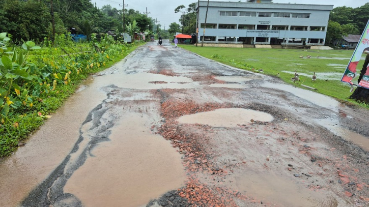 পটুয়াখালী-মির্জাগঞ্জ-বেতাগী সড়ক খানাখন্দে ভরা। সীমাহীন দুর্ভোগে লাখো মানুষ