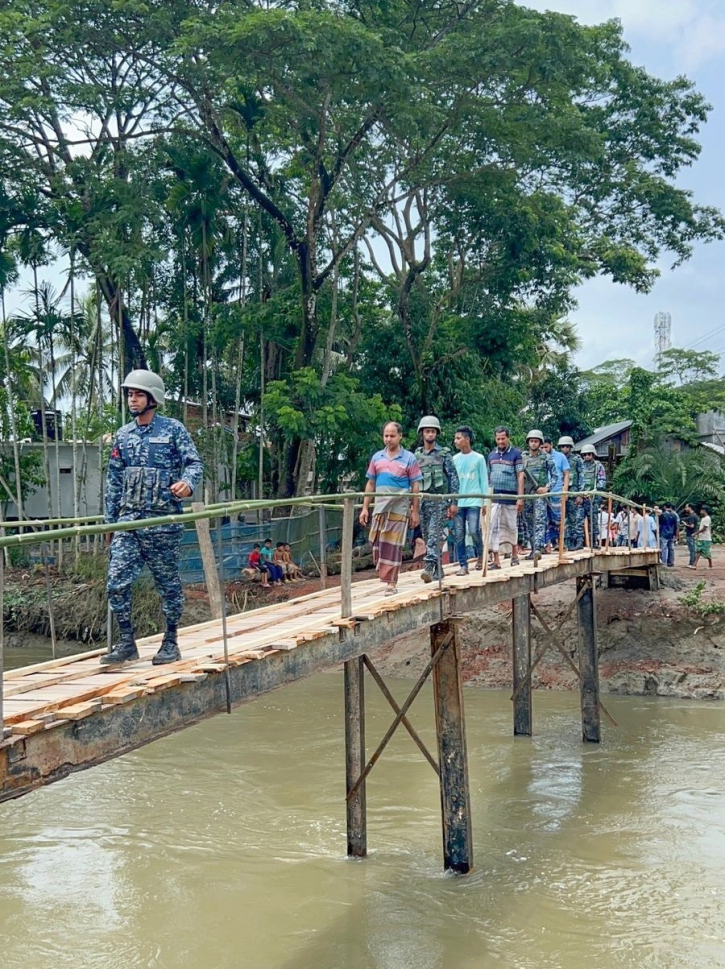 পাথরঘাটার ভেঙ্গে যাওয়া বেড়িবাঁধে সাঁকো নির্মাণ করলো নৌবাহিনী পাথরঘাটার ভেঙ্গে যাওয়া বেড়িবাঁধে সাঁকো নির্মাণ করলো নৌবাহিনী