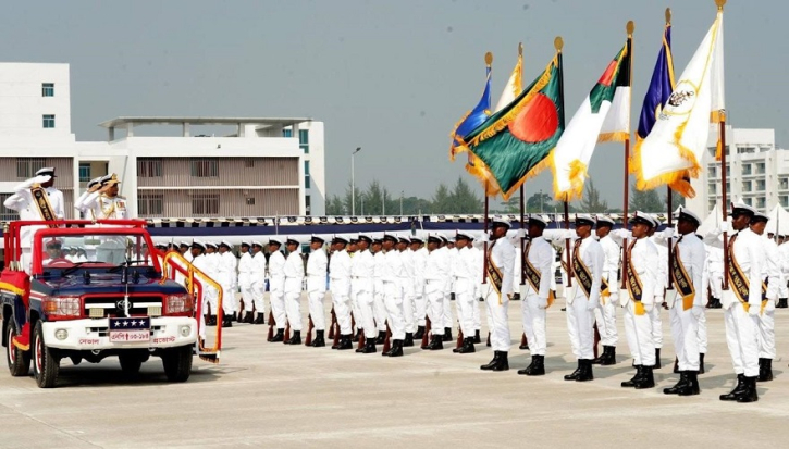 নৌবাহিনীর বি/২০২৫ ব্যাচের নবীন নাবিকদের শিক্ষা সমাপনী কুচকাওয়াজ অনুষ্ঠিত