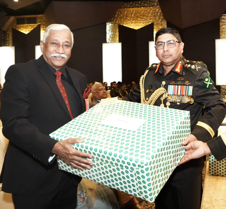 খেতাবপ্রাপ্ত ও বীর মুক্তিযোদ্ধা সেনাসদস্য এবং শান্তিকালীন পদকপ্রাপ্ত সেনাসদস্যগণকে সেনাবাহিনী প্রধান কর্তৃক সংবর্ধনা ও পদক প্রদান