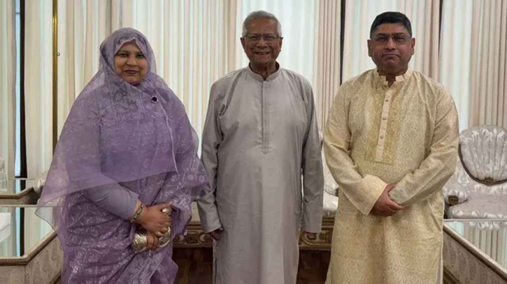 পবিত্র ঈদুল আজহা উপলক্ষে প্রধান উপদেষ্টা ড. মুহাম্মদ ইউনূসের সঙ্গে সস্ত্রীক সাক্ষাৎ করেছেন সেনাপ্রধান ওয়াকার-উজ-জামান। শনিবার (৭ জুন) দুপুরে রাষ্ট্রীয় অতিথি ভবন যমুনায় এ সাক্ষাৎ অনুষ্ঠিত হয়। পবিত্র ঈদুল আজহা উপলক্ষে প্রধান উপদেষ্টা ড. মুহাম্মদ ইউনূসের সঙ্গে সস্ত্রীক সাক্ষাৎ করেছেন সেনাপ্রধান ওয়াকার-উজ-জামান। শনিবার (৭ জুন) দুপুরে রাষ্ট্রীয় অতিথি ভবন যমুনায় এ সাক্ষাৎ অনুষ্ঠিত হয়।