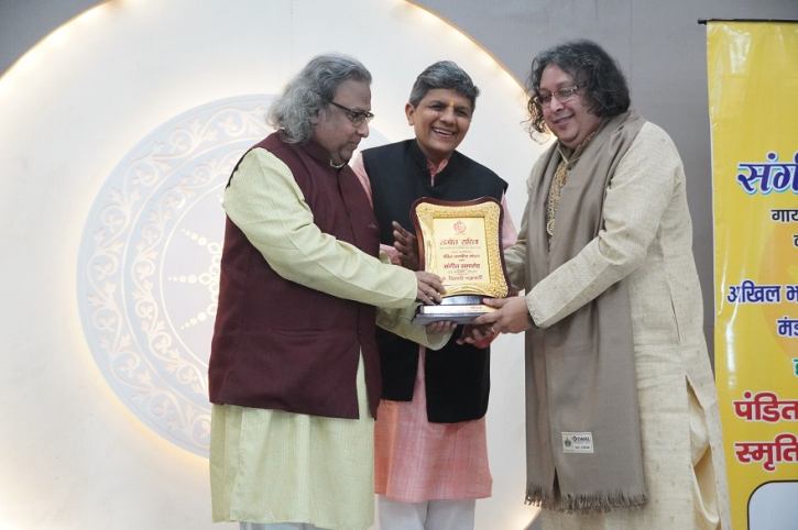 পন্ডিত দিশারী চক্রবর্তী: সন্তুরের স্বরলহরীতে এক নতুন দিশা